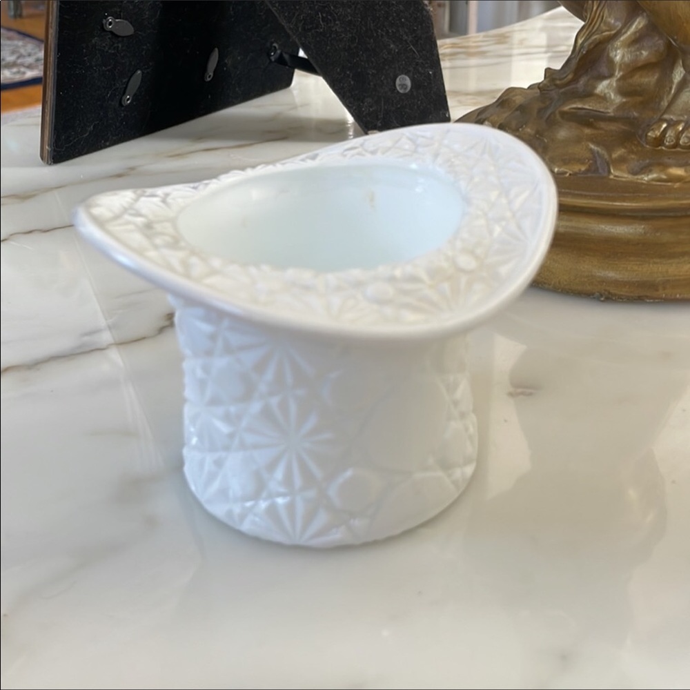 Fenton Vintage Milk Glass Daisy & Button Top Hat